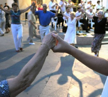 Festa  Major 2013: Ballada de sardanes i balls vuitcentistes, a càrrec de la Cobla Ciutat de Terrassa.