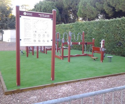 Sessions d'aprenentatge dels aparells de psicomotricitat instal·lats a Ca n'Arimon per a la gent gran.