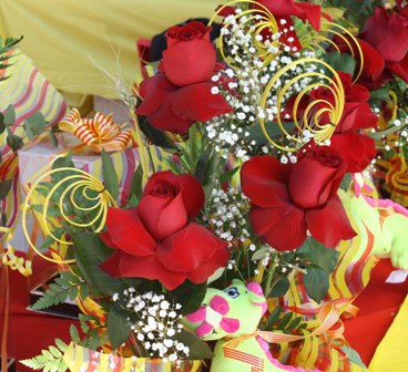 Parades de roses i llibres a la Rambla.