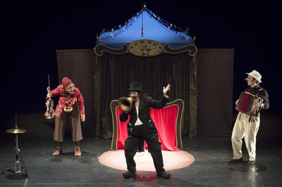 11a Mostra Internacional de Titelles de Mollet del Vallès:"Au bout du fil". Cia. Pelele Marionnettes.