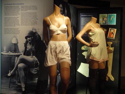 Visita comentada a l'exposició 'Intimitats. La roba interior del segle XIX a XXI'.
