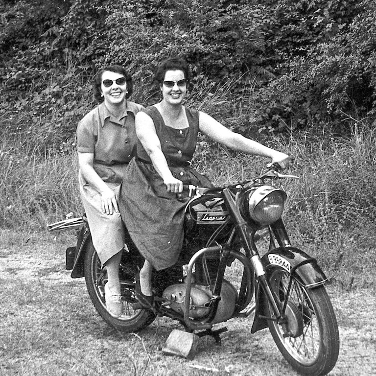 dones-i-moto.jpg