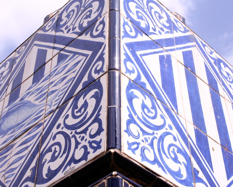 font modernista port