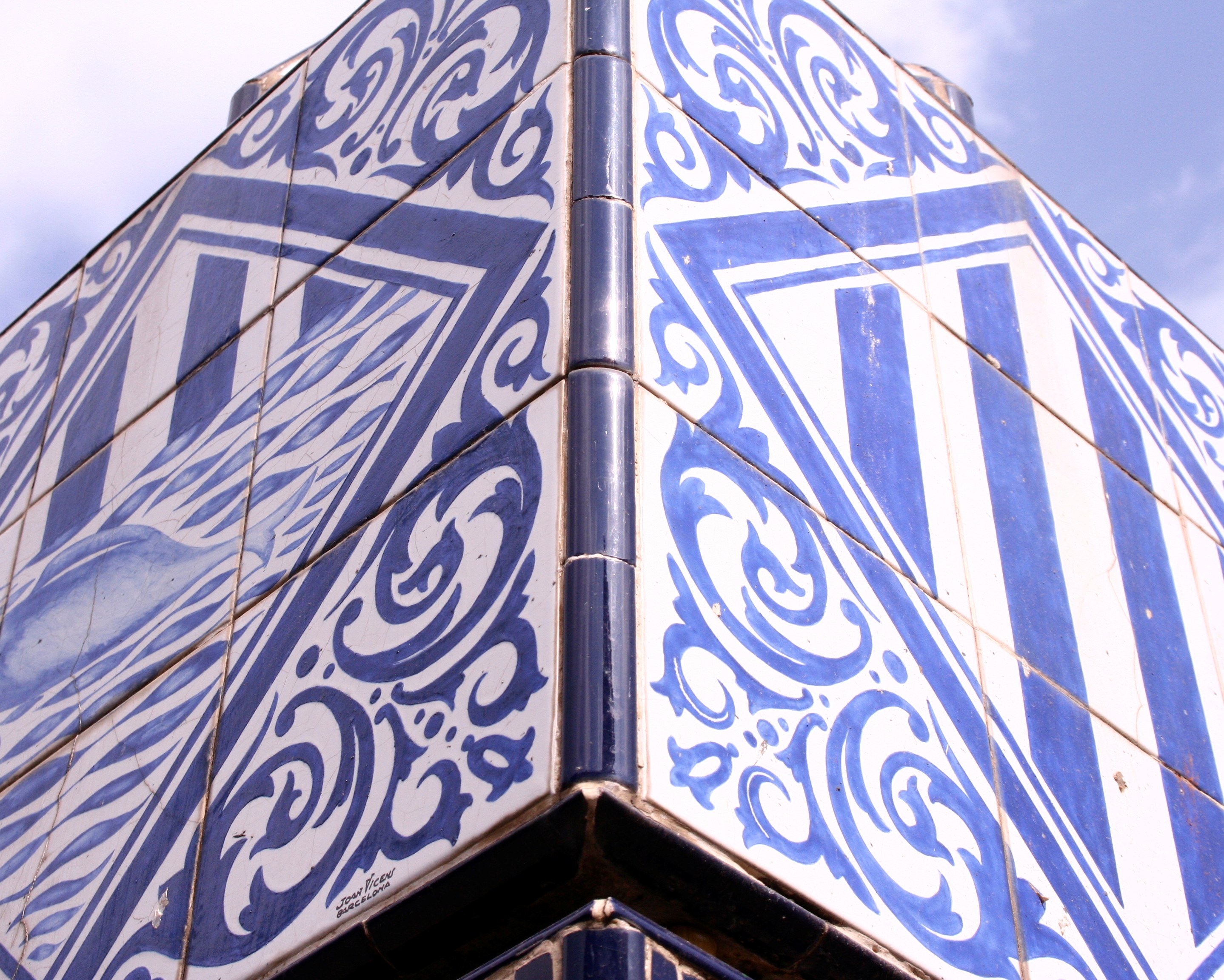 font modernista port