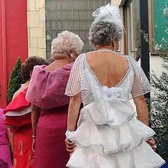 Desfilada de vestits de paper.