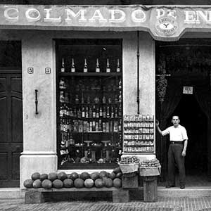 Enric Batlle davant la seva botiga el 1933 aux