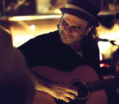 Arts Musicals: "Cover me" Cantautor / Cece Giannoti  (veu i guitarra).