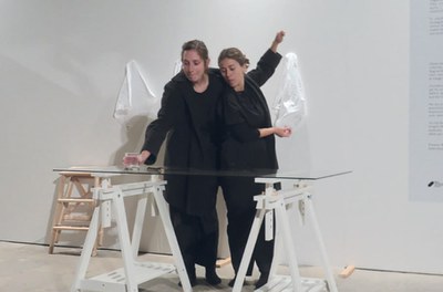 Arts i Escena: "Otro modo de hacer juegos con las manos", a càrrec d'Anna Dot i Alba Sanmartí.