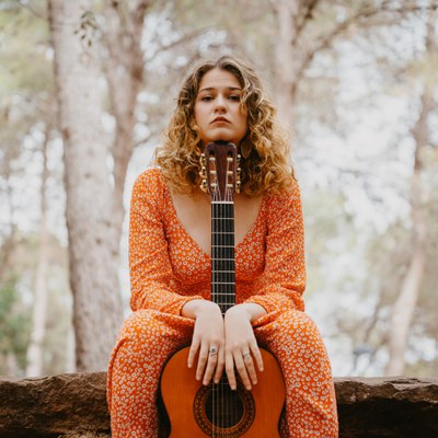 Actuació musical: Luna Orleans (veu i guitarra) i Guillem Pérez (guitarra).