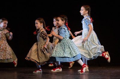 Balls i cançons en dansa, a càrrec de l'escola de dansa de l'Esbart Dansaire de Mollet del Vallès.