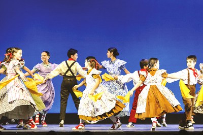 Balls i cançons en dansa, a càrrec de l'Escola de Dansa de l'Esbart Dansaire de Mollet del Vallès.