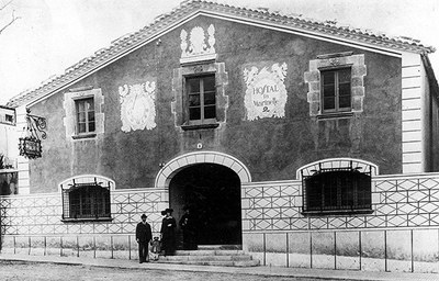 Descoberta de la façana de l’antic Hostal la Marinette. Un edifici històric que recupera l’aspecte d’ara fa un segle.