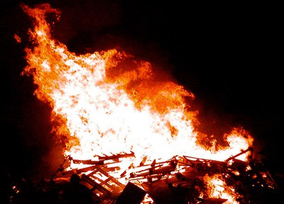 Encesa de la foguera amb Ball de Diables.