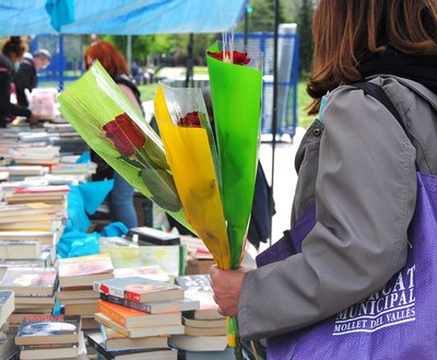 Sant Jordi: Parades de roses i llibres.