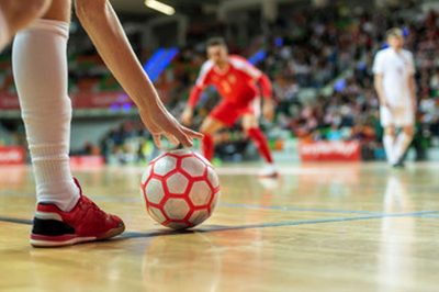 Primer pla d'un partit de futsal.