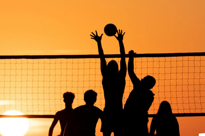 Joves jugant a volei.