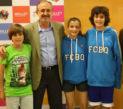 Els tres campions amb l'alcalde i el regidor de Joventut