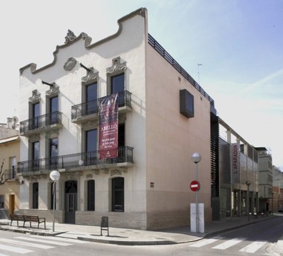 Els guanyadors del concurs amb la regidora d'Arts Escèniques i el regidor de Joventut