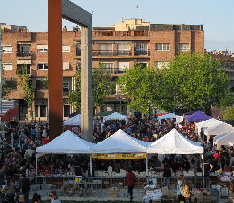 El parc de les Pruneres amb les parades de roses i llibres de Sant Jordi