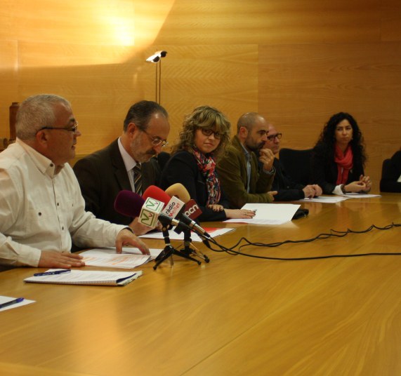 Foto de grup de l''alcalde amb els 10 agents immobiliaris i els regidors responsables