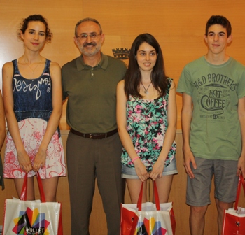 A dalt, foto de grup. A baix, un instant de la recepció i la visita de l'estudiant de Sant Gervasi