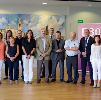 Fotografia de tots els assistents. A baix, un moment de la reunió