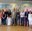 Fotografia de tots els assistents. A baix, un moment de la reunió