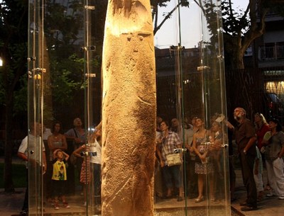 Una visita nocturna al Menhir amb música i dansa creades expressament per a l'ocasió.