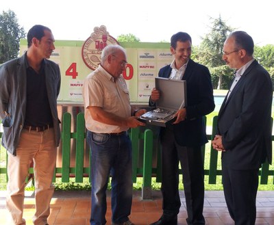 El president de la Federació Catalana de Tennis lliura una placa pels 40 anys d'El Calderí'.
