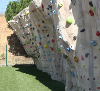 La zona d'escalada en bloc es troba dins les Pistes d'Atletisme de La Pedra Salvadora