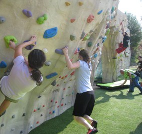 Membres del Club Muntanyenc Mollet, davant del nou equipaments d'escalada en bloc