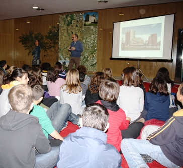 Primera visita d'un grup d'escolars del CIM a l'Ajuntament