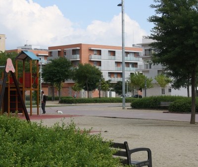 A dalt, roda de premsa a l'Ajuntament. A baix, diferents fotografies de La Vinyota: pisos de protecció oficial, residència per a persones amb discapacitat i la plaça d'Andalusia.