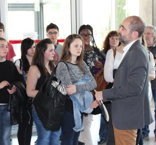 Els alumnes que han visitat l'Ajuntament amb l'alcalde i el regidor