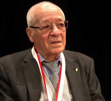 A dalt, l'alcalde, Suñé, Mayor Zaragoza, els portaveus dels grups municipals i la família de l'homenatjat. A baix, un moment de l'acte.(Fotografies de Toni Torrillas)