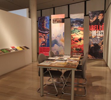 A baix, l'alcalde i la regidora amb les empreses i entitats que col·laboren amb el Museu