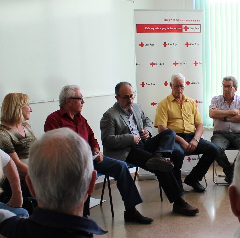 L'alcalde i el president de Creu Roja amb els voluntaris de Mollet