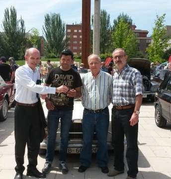 Josep Sastre, venedor de l'Austin MG; Armando Madrid, comprador; Bruno Soler, membre de l'organització de la Llotja i l'alcalde.