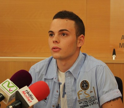 L'alcalde hi el guanyador amb els regidors de Joventut i Educació i mestres de l'Institut