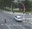 La imatge mostra un vehicle que passa el semàfor en vermell