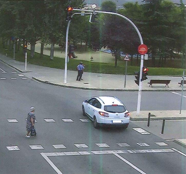 La imatge mostra un vehicle que passa el semàfor en vermell
