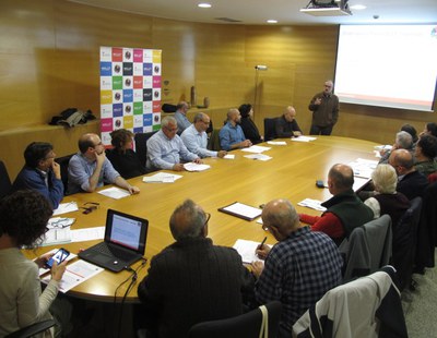 El govern presenta un pressupost que manté els serveis públics i incrementa els ajuts .