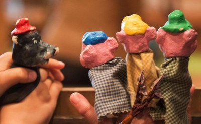 S'enceta el taller de construcció de titelles per a nens a Can Pantiquet.