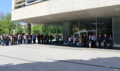 Minut de silenci per la mort del professor a l'Institut Joan Fuster de Barcelona.