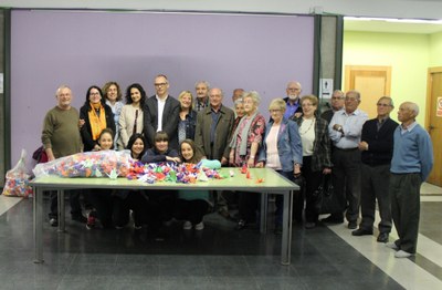 Els alumnes de l'IES Vicenç Plantada lliuren un obsequi als usuaris de l'Espai Sant Jordi.