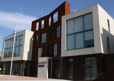 Els alumnes de l'IES Vicenç Plantada lliuren un obsequi als usuaris del Centre de Serveis El Lledoner .