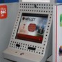 L'alcalde i el regidor de Tecnologies de la Comunicació utilitzen el nou caixer