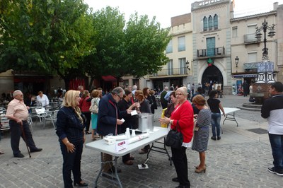 Mollet es solidaritza amb el Nepal i els refugiats sirians .