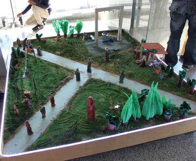Nois i noies de l'escola Can Vila fan el pessebre de l'Ajuntament.