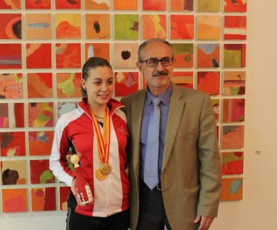 L'Ajuntament ret homenatge a la patinadora Júlia Marco.